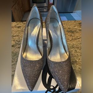 Beautiful Nine West metallic fabric pumps